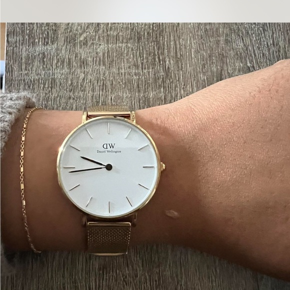 Daniel Wellington Gold Watch - Picture 3 of 3
